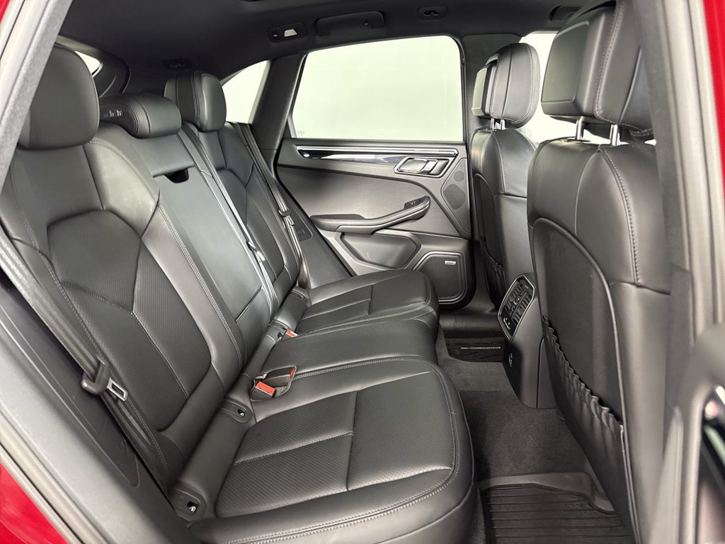 Certified 2025 Porsche Macan AWD/4WD image 23