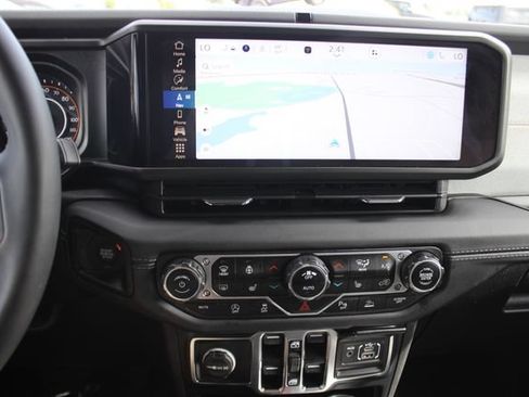 Used 2024 Jeep Wrangler Unlimited Sahara w/ Technology Group AWD/4WD image 4