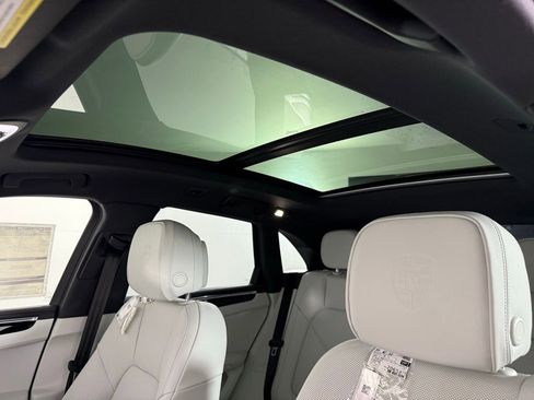 Certified 2025 Porsche Macan image 30