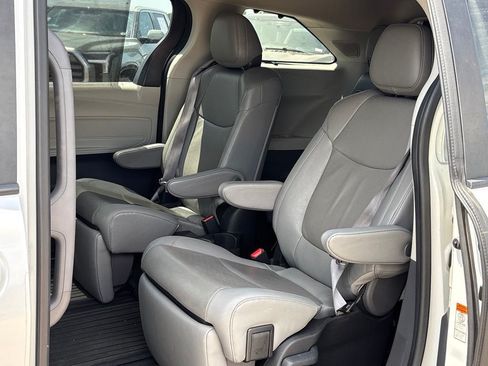 Certified 2023 Toyota Sienna Limited FWD image 9