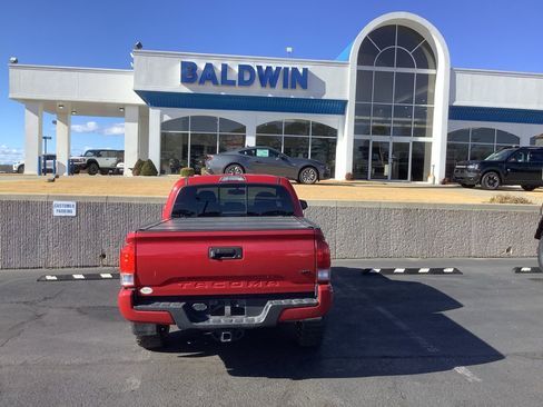 Used 2017 Toyota Tacoma TRD Sport image 6