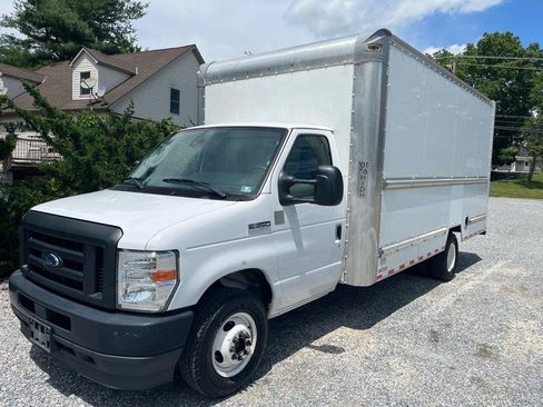 Used 2022 Ford E-350 and Econoline 350 Super Duty RWD image 2