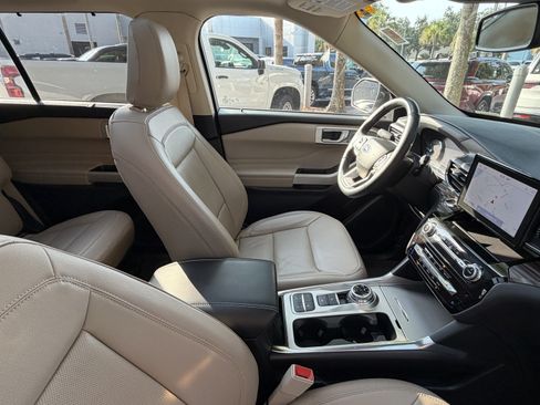 Used 2022 Ford Explorer Limited w/ Equipment Group 301A RWD image 46