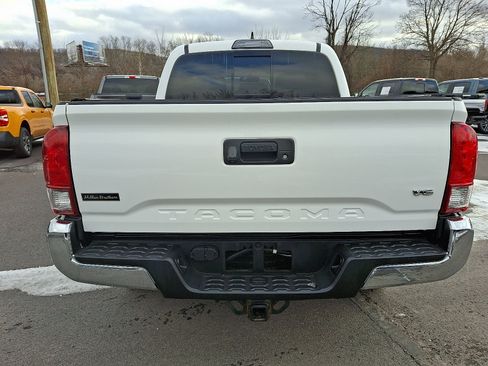 Used 2017 Toyota Tacoma TRD Off-Road image 9