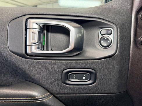 Used 2025 Jeep Wrangler Unlimited Sahara AWD/4WD image 4