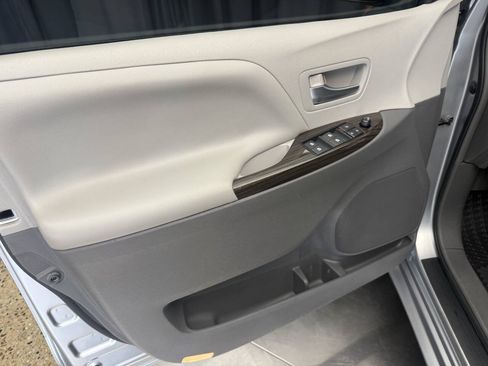 Used 2015 Toyota Sienna XLE w/ XLE Navigation Package FWD image 17