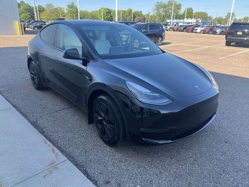 Used 2024 Tesla Model Y Long Range RWD image 2
