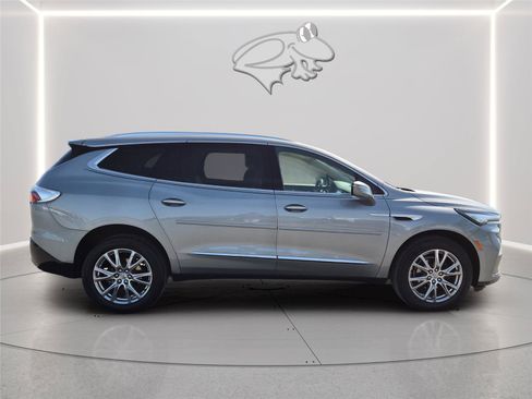 Used 2023 Buick Enclave Essence w/ Experience Buick Package FWD image 7