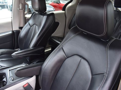 Used 2023 Chrysler Pacifica Touring-L FWD image 26