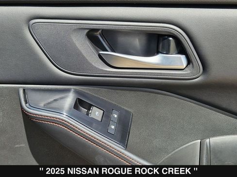 Used 2025 Nissan Rogue SV AWD/4WD image 32