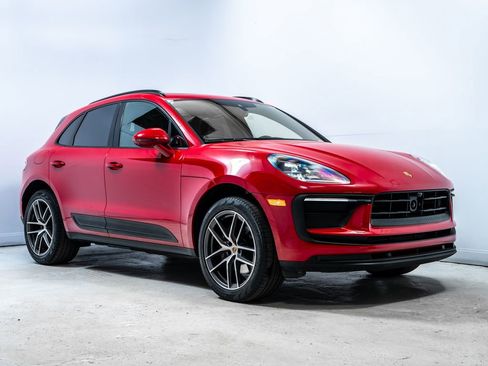 Used 2025 Porsche Macan AWD/4WD image 9