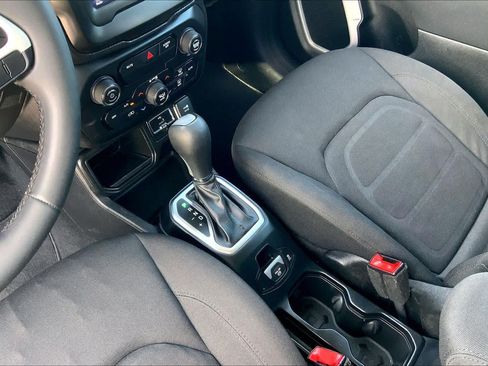 Used 2018 Jeep Renegade Latitude FWD image 16
