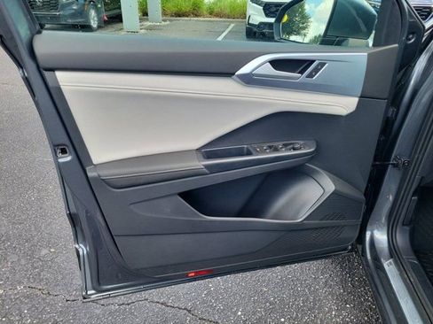 Certified 2025 Volkswagen Taos SE FWD image 15