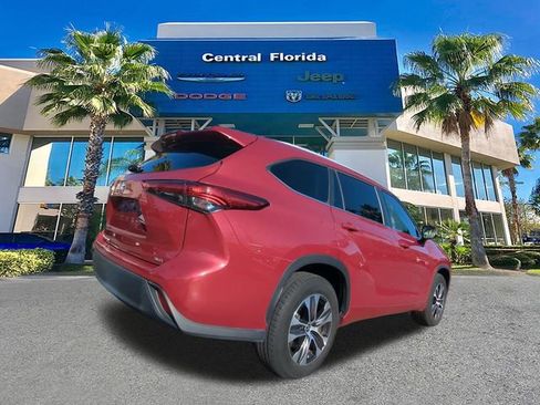 Used 2023 Toyota Highlander XLE image 5