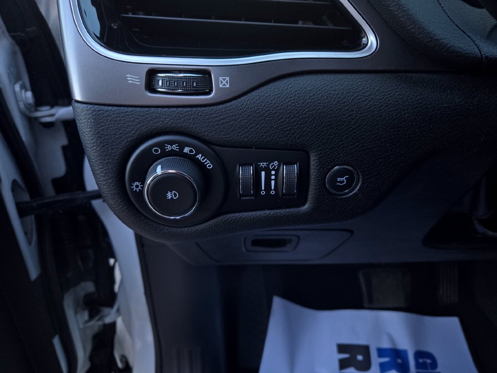 Used 2019 Jeep Cherokee Limited AWD/4WD image 12