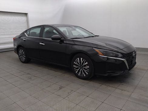Used 2025 Nissan Altima 2.5 SV FWD image 11