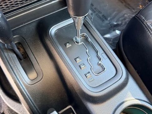 Used 2017 Jeep Wrangler Unlimited Sahara image 35