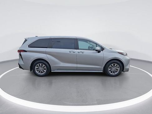Used 2021 Toyota Sienna XLE FWD image 10
