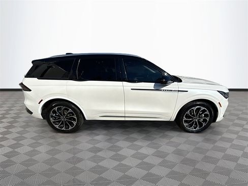 Used 2024 Lincoln Nautilus Reserve image 9