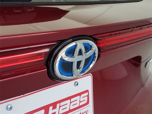 Used 2022 Toyota Venza LE image 9