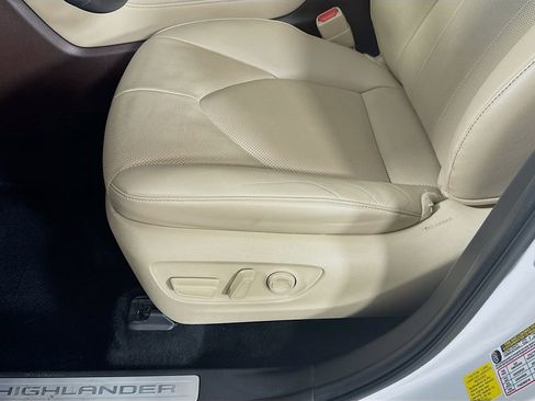 Used 2022 Toyota Highlander Limited FWD image 23
