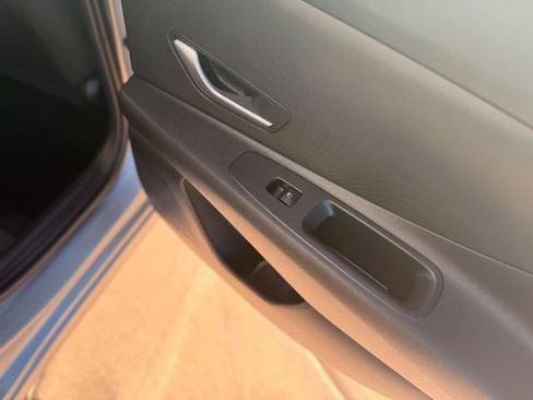 Used 2023 Hyundai Elantra SE w/ Winter Weather Package image 19