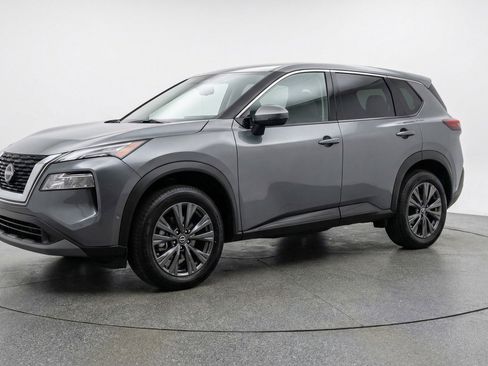Used 2025 Nissan Rogue SV image 3