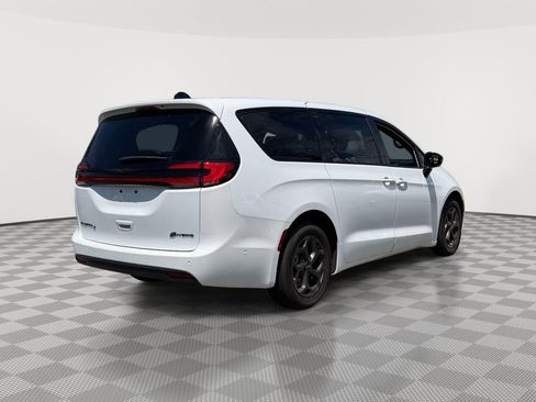 Used 2024 Chrysler Pacifica Limited FWD image 9