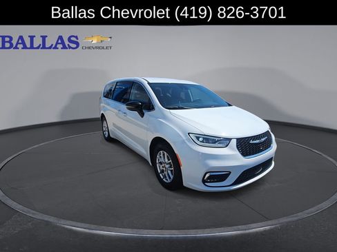 Used 2024 Chrysler Pacifica Touring-L FWD image 2
