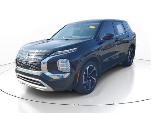Used 2023 Mitsubishi Outlander SE image 3