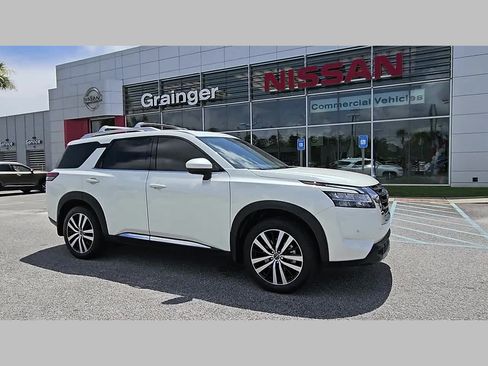 Used 2024 Nissan Pathfinder Platinum FWD image 17