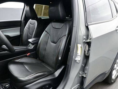 Used 2023 Jeep Compass Latitude image 12