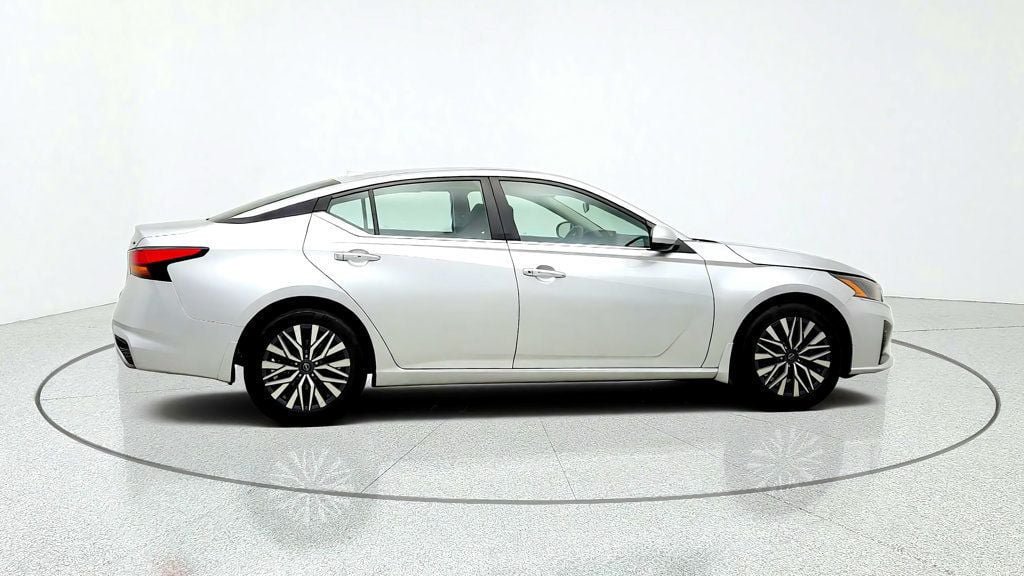 Used 2023 Nissan Altima 2.5 SV w/ SV Premium Package FWD image 4