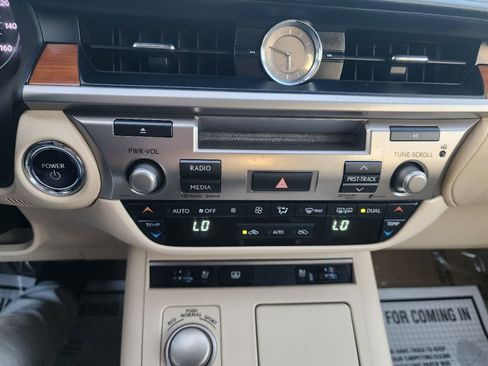 Used 2014 Lexus ES 300h image 17