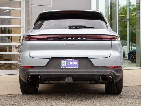 Used 2024 Porsche Cayenne w/ Premium Package image 9