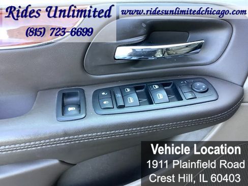 Used 2014 Chrysler Town & Country Touring FWD image 12
