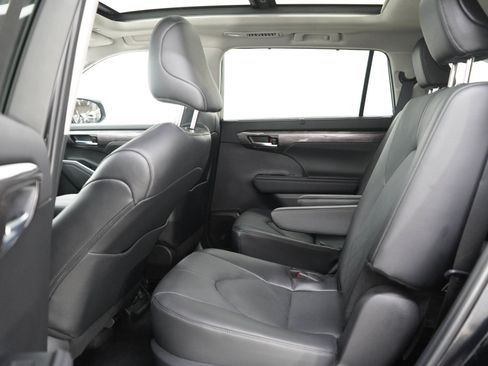 Used 2024 Toyota Highlander Platinum AWD/4WD image 19