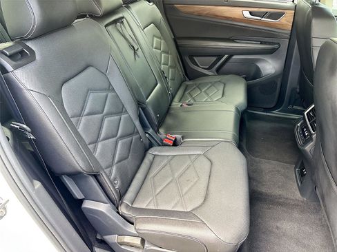 Used 2025 Volkswagen Atlas SE FWD image 30
