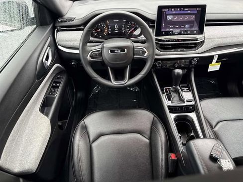Used 2024 Jeep Compass Latitude AWD/4WD image 5