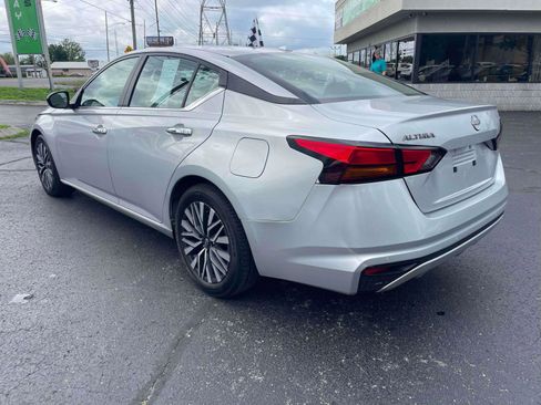 Used 2024 Nissan Altima 2.5 SV FWD image 3