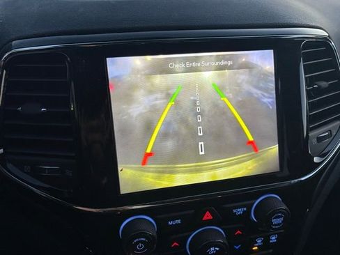 Used 2021 Jeep Grand Cherokee Laredo X image 16