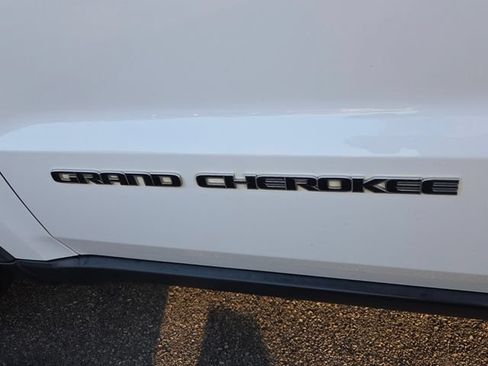 Used 2020 Jeep Grand Cherokee Laredo RWD image 4