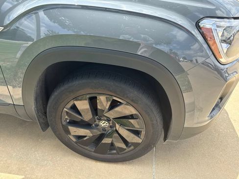 Used 2024 Volkswagen Atlas Cross Sport SE w/ Panoramic Sunroof Package FWD image 5