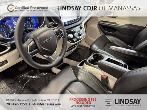 Used 2024 Chrysler Pacifica Touring-L FWD image 19
