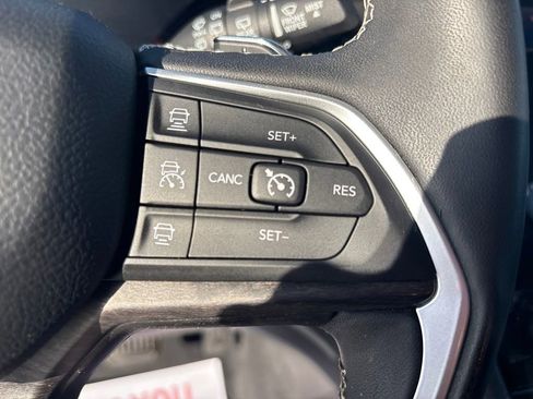 Used 2023 Jeep Grand Cherokee Limited image 18