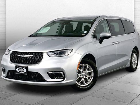 Used 2023 Chrysler Pacifica Touring-L image 12