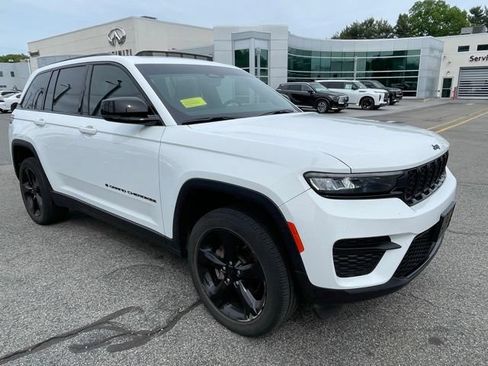 Used 2024 Jeep Grand Cherokee Altitude AWD/4WD image 3
