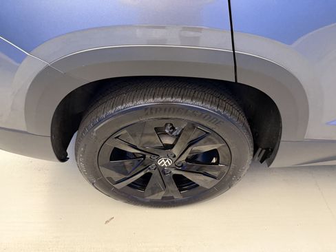 Certified 2025 Volkswagen Taos SE w/ Panoramic Sunroof Package FWD image 8