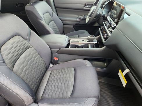 New 2025 Nissan Pathfinder SV image 9