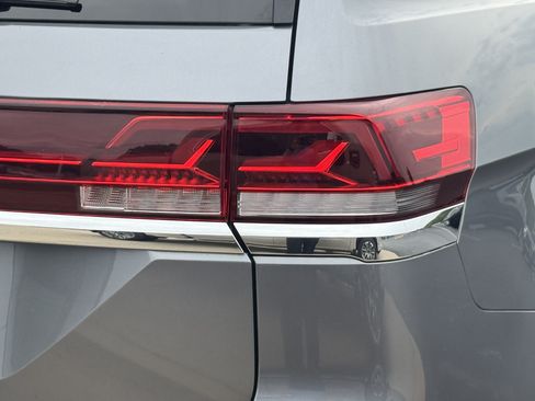 Used 2024 Volkswagen Atlas SE w/ Black Wheel Package FWD image 5